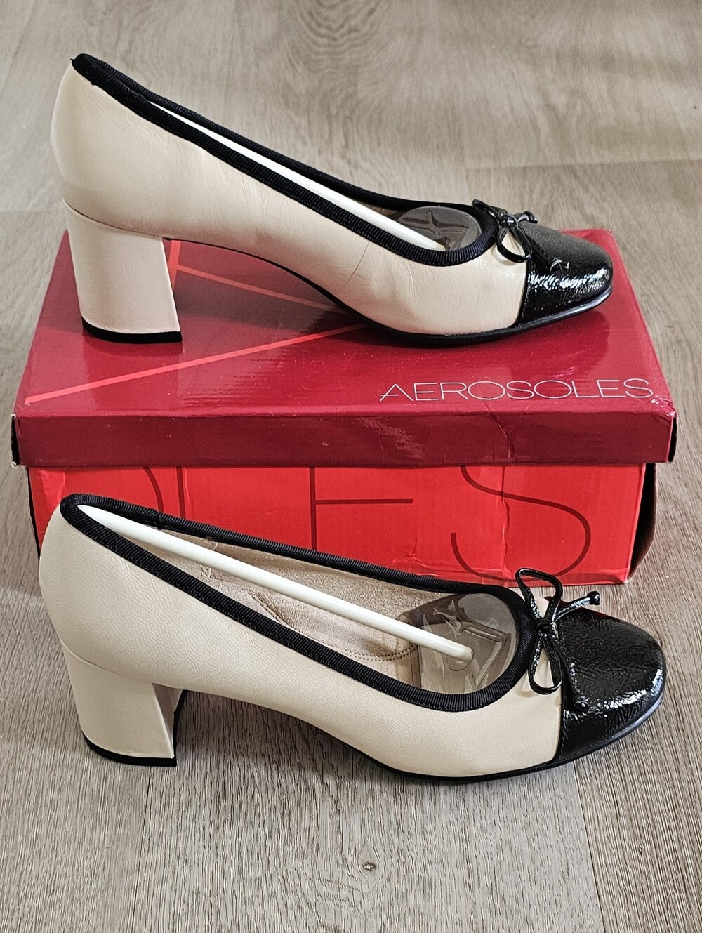 Aerosoles Women’s Black Cream Cap Toe Bow Block Heel Pumps Size 9